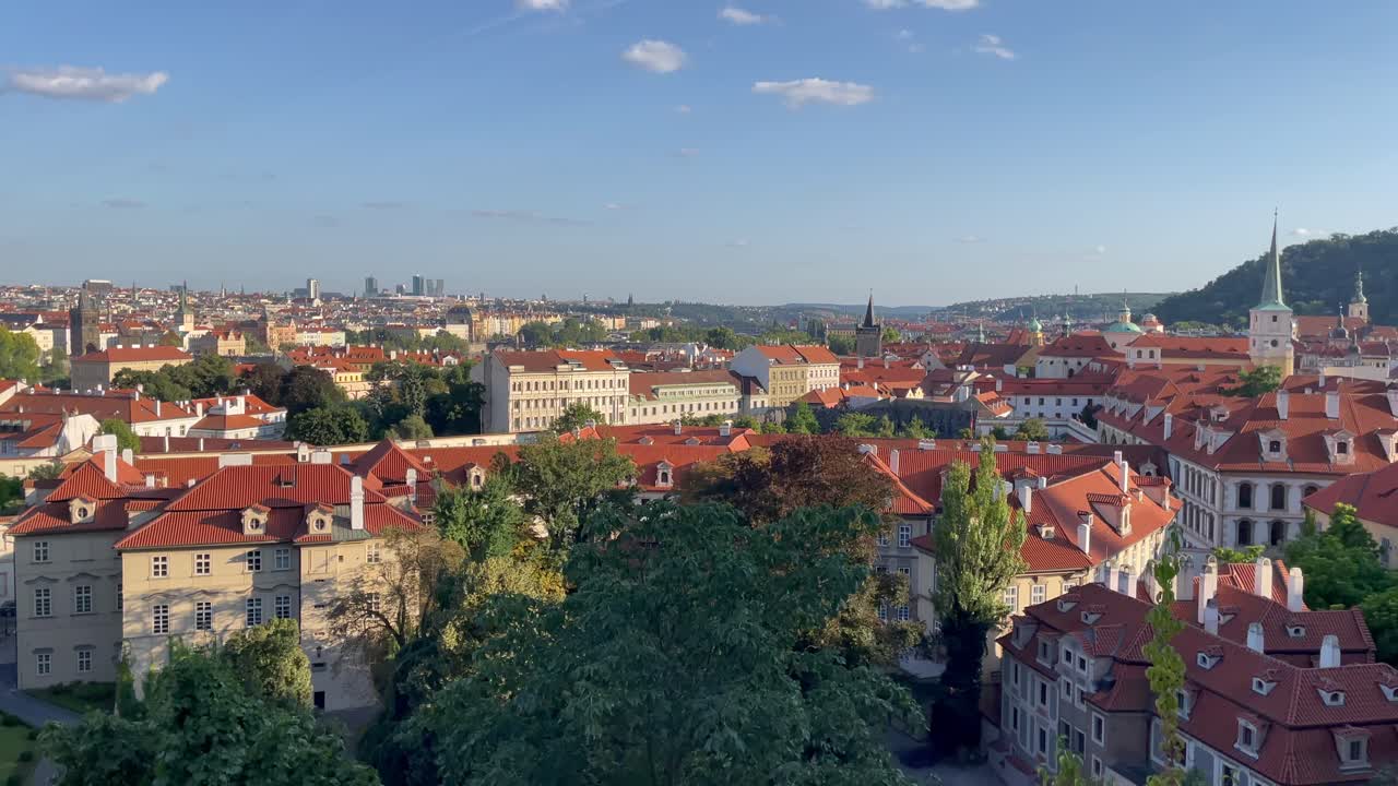 La vista dello skyline della città di Praga.