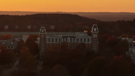 Fassade-Des-Alten-Hauptgebäudes-Auf-Dem-Campus-Der-University-Of-Arkansas-In-Der-Abenddämmerung