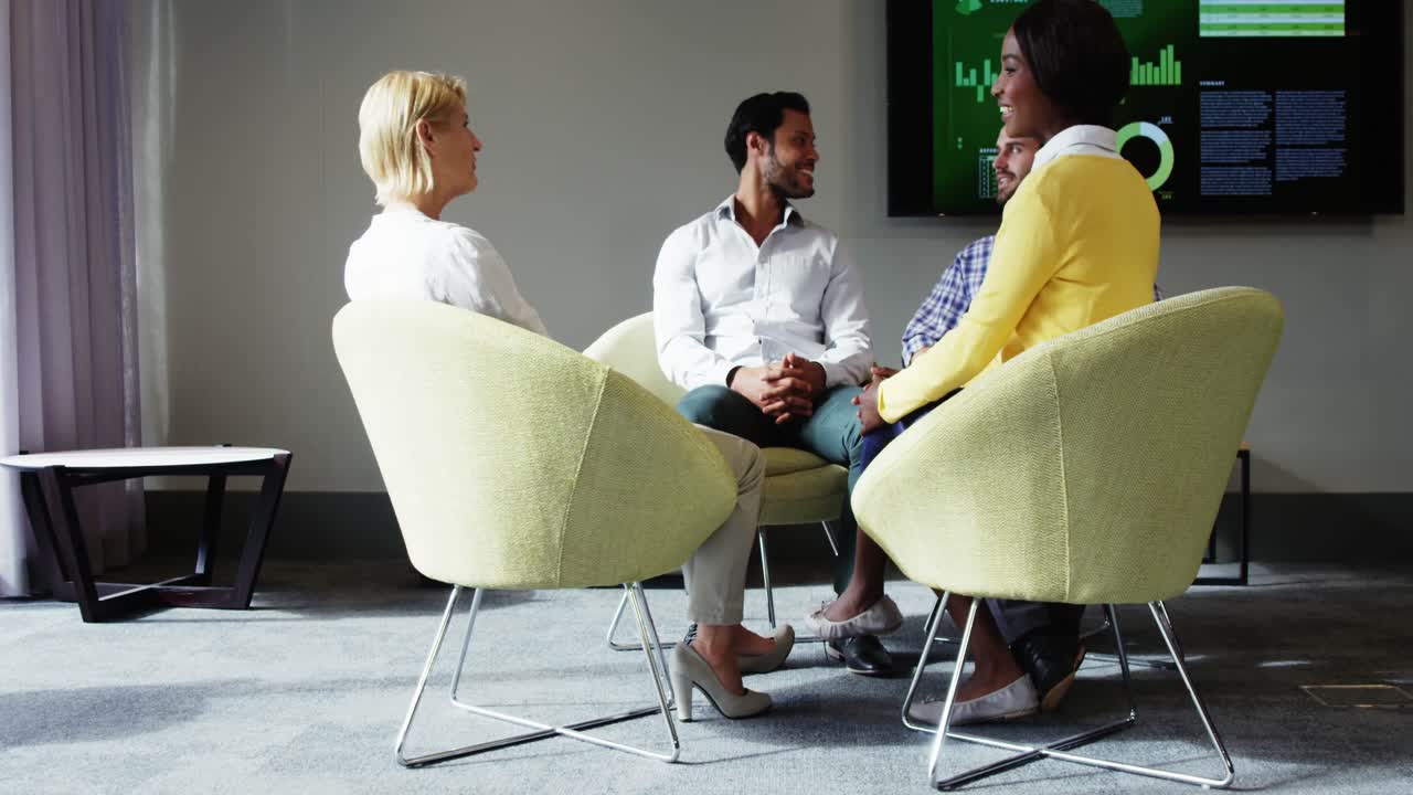 empresarios que interactúan entre sí