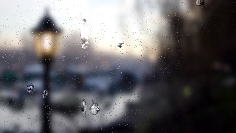 Gota-De-Lluvia-En-Las-Ventanas,-Fondo-Borroso-En-Invierno-Con-Una-Luz-De-Calle