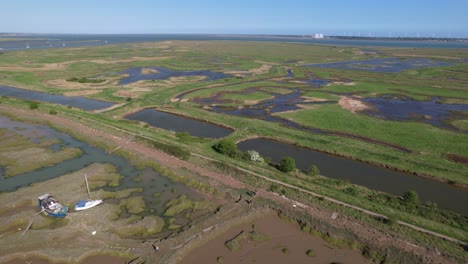 Barcos-En-Pantanos-Pantanosos-Del-Río-Blackwater,-Essex,-Reino-Unido---Vista-Aérea-De-Drones