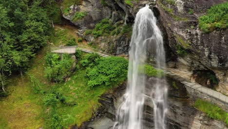 steinsdalsfossen es una cascada en el pueblo de steine en el municipio de kvam en el condado de hordaland, noruega. la cascada es uno de los sitios turísticos más visitados de noruega.