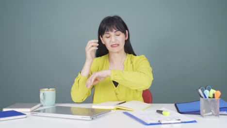 Mujer-Cerrando-La-Computadora-Portátil-Con-Expresión-Enojada.