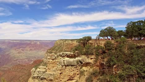 Dynamischer-Zoom-Zum-Aussichtspunkt-Der-Menschen-Am-Grand-Canyon.-Wunderschöner-Blauer-Himmel-Und-Geschwollene-Weiße-Wolken