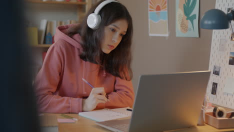 adolescente estudiando en línea