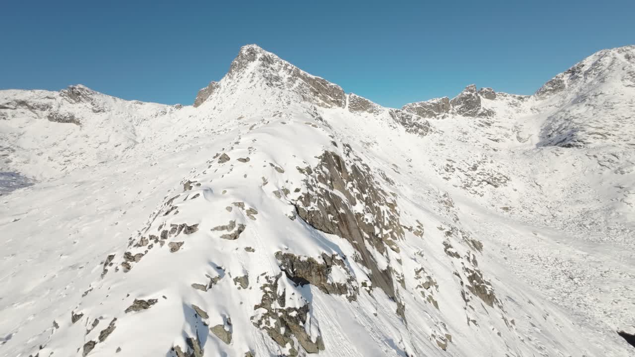 노르웨이 북부의 산맥을 따라 스키텐틴드 산을 등반하는 fpv 드론