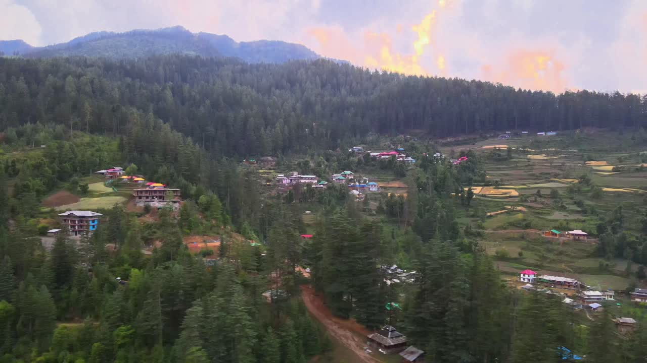 toma de drone de la puesta de sol en un pequeño pueblo en el valle de sainj en himachal pradesh cerca de manali, kasol-2