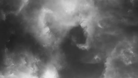 vista de nubes oscuras en movimiento y tormentas eléctricas