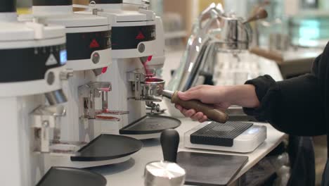 vista media del portafilter colocado y siendo llenado con café de la máquina