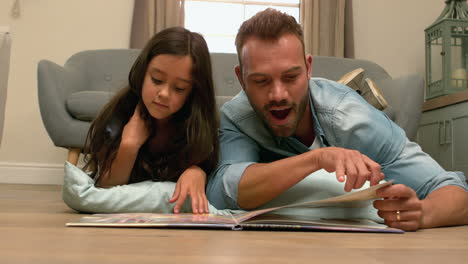 Feliz-Padre-E-Hija-Leyendo-Un-Libro