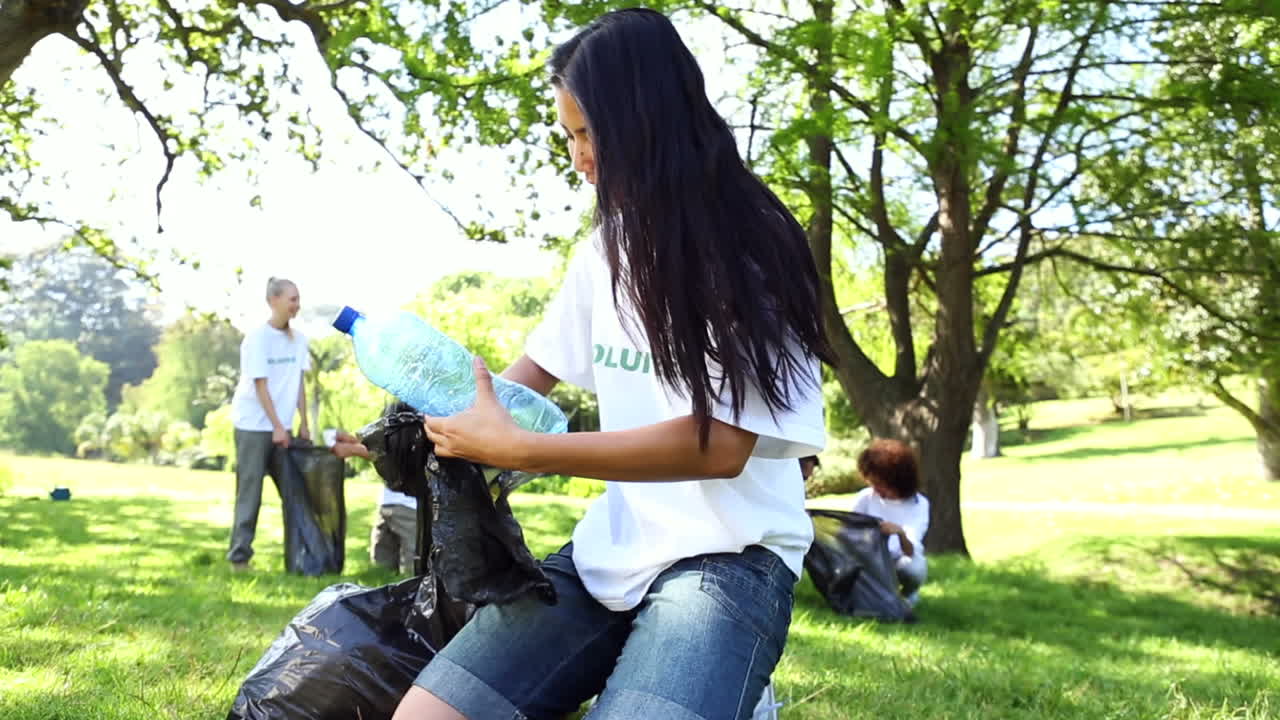 Volontari felici che raccolgono rifiuti nel parco