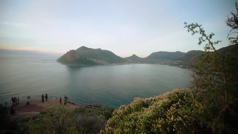 Timelapse-De-Una-Puesta-De-Sol-Sobre-La-Bahía-De-Hout-En-Sudáfrica-Con-Turistas-En-La-Escena