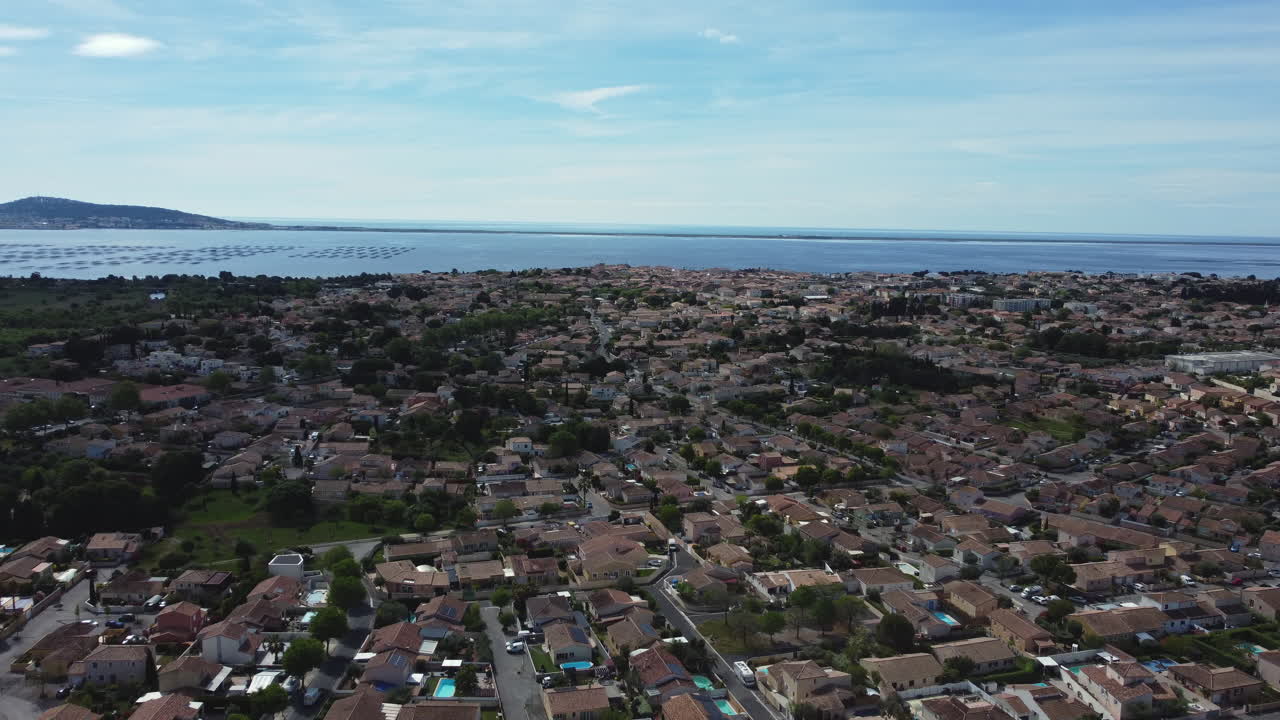 vista aérea de una ciudad costera