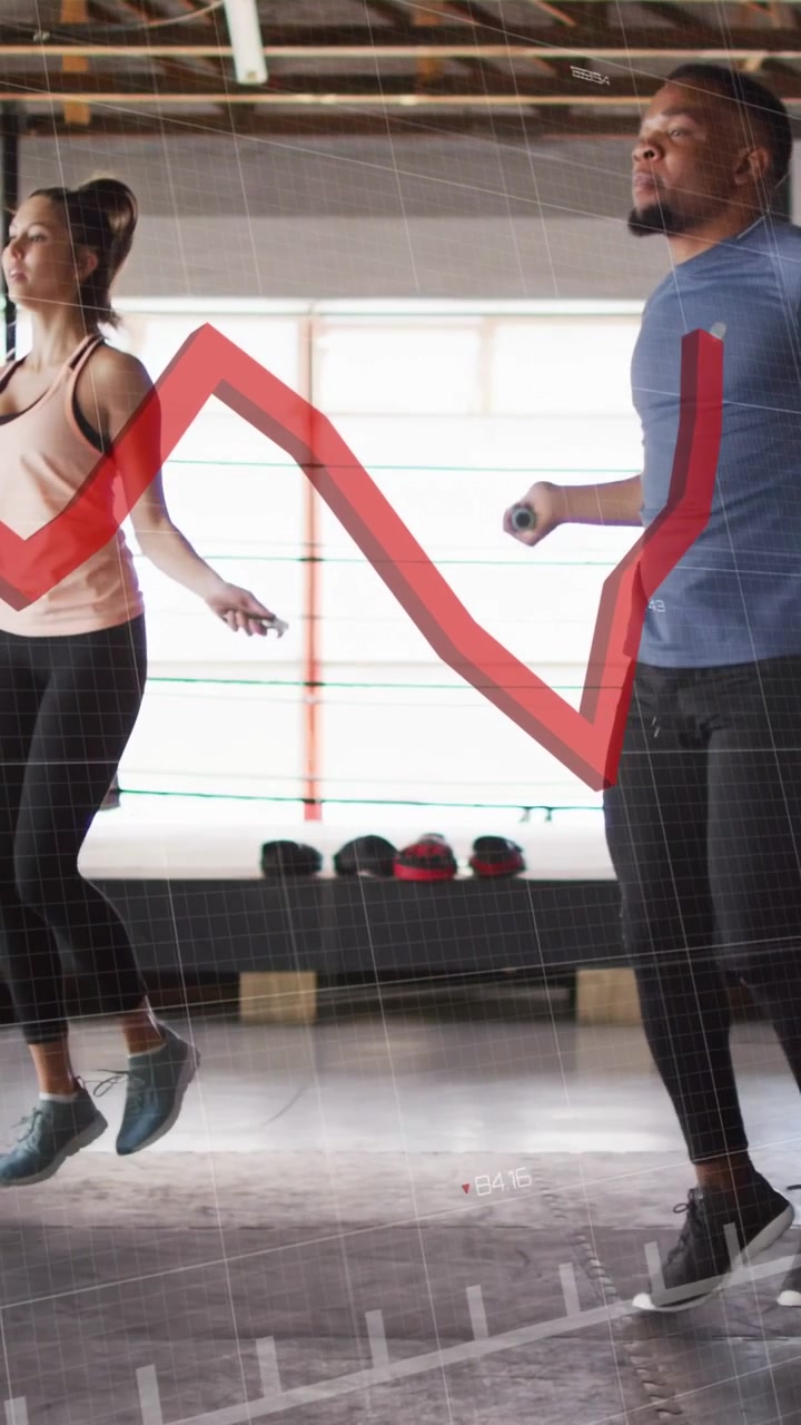 Video verticale: Duo fitness che inizia a usare le corde vicino a una panca, sincronizzando i salti mentre una linea rossa traccia.