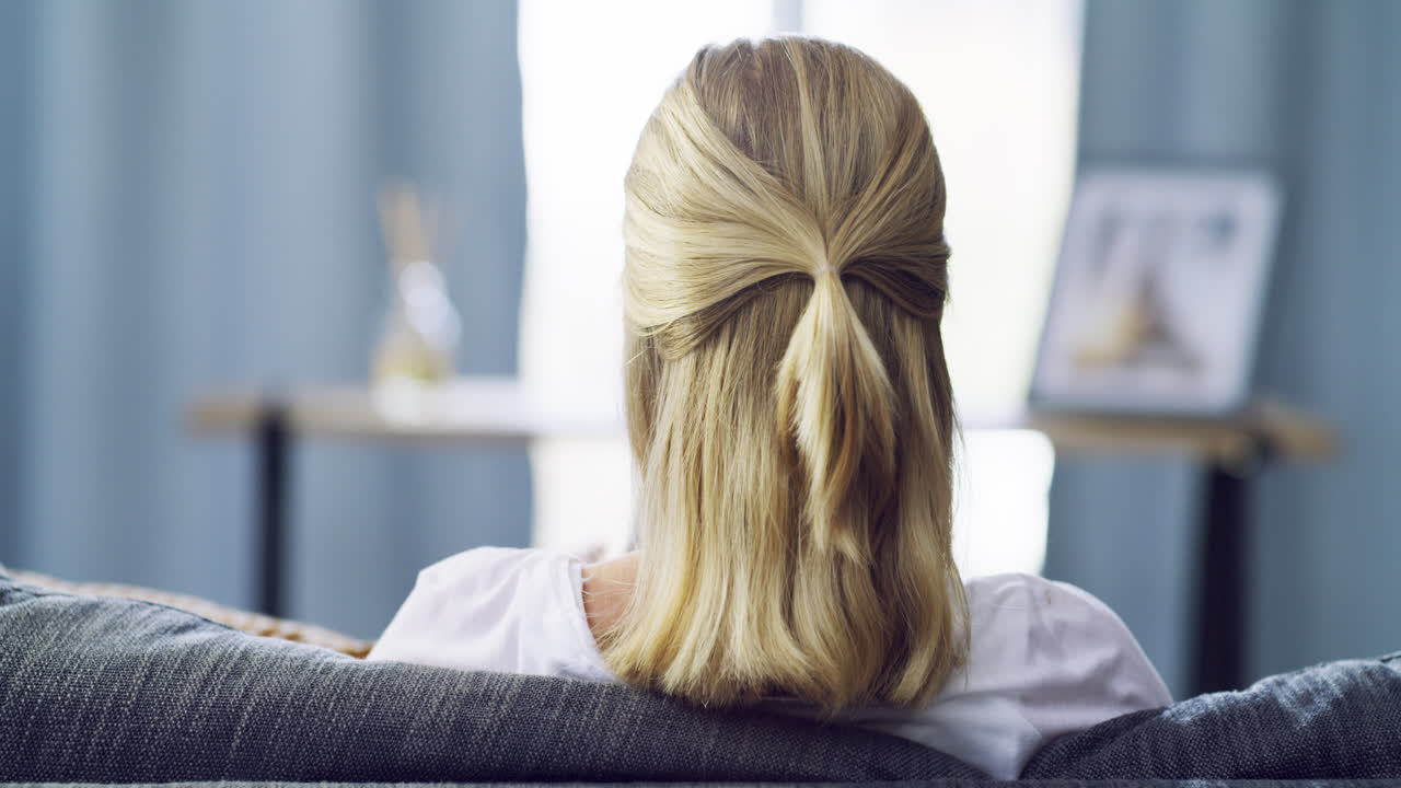 휴식을 취하는 동안 헤드폰을 사용하는 젊은 여성