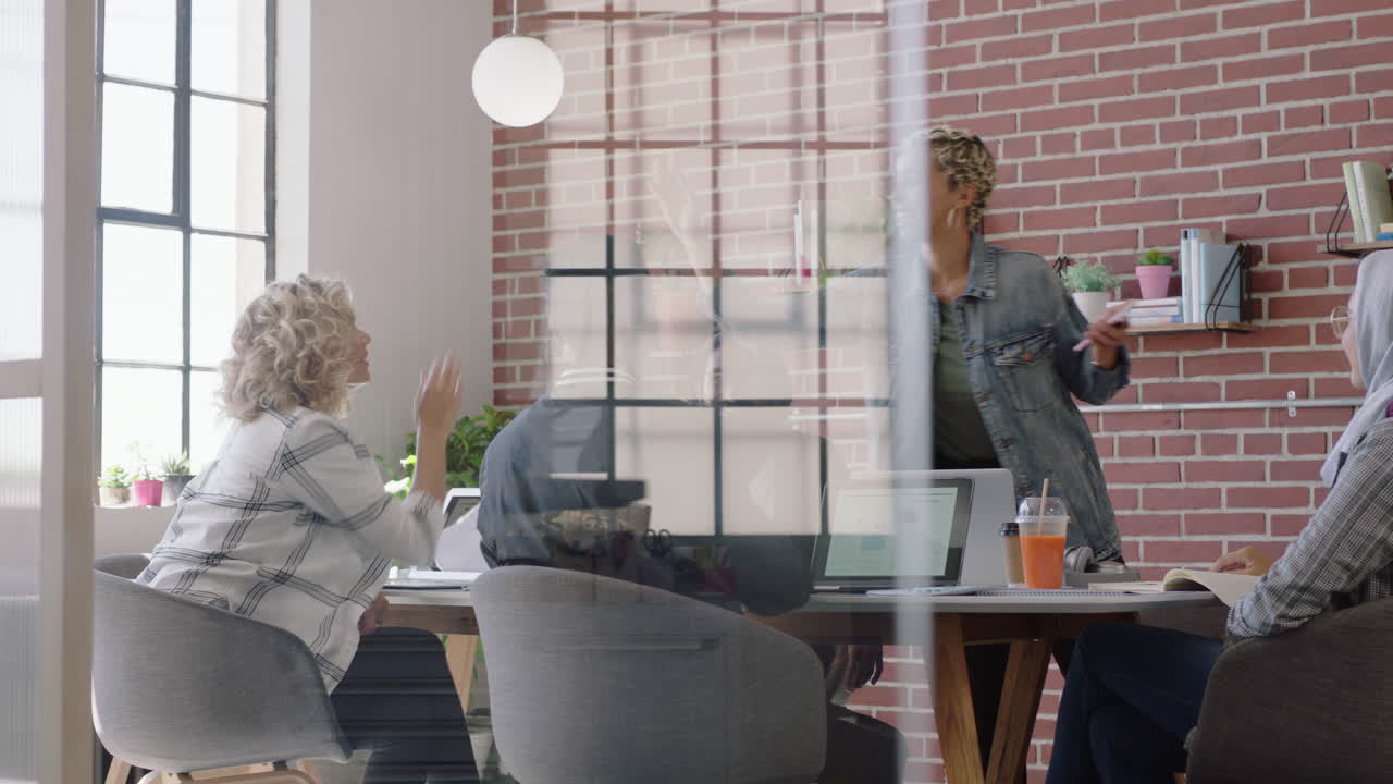 gente de negocios feliz celebrando un exitoso proyecto de inicio disfrutando de la celebración del trabajo en equipo en una reunión de oficina multiétnica