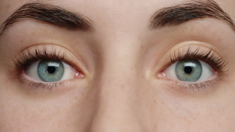 cerrar macro ojos azules que abren la belleza femenina natural