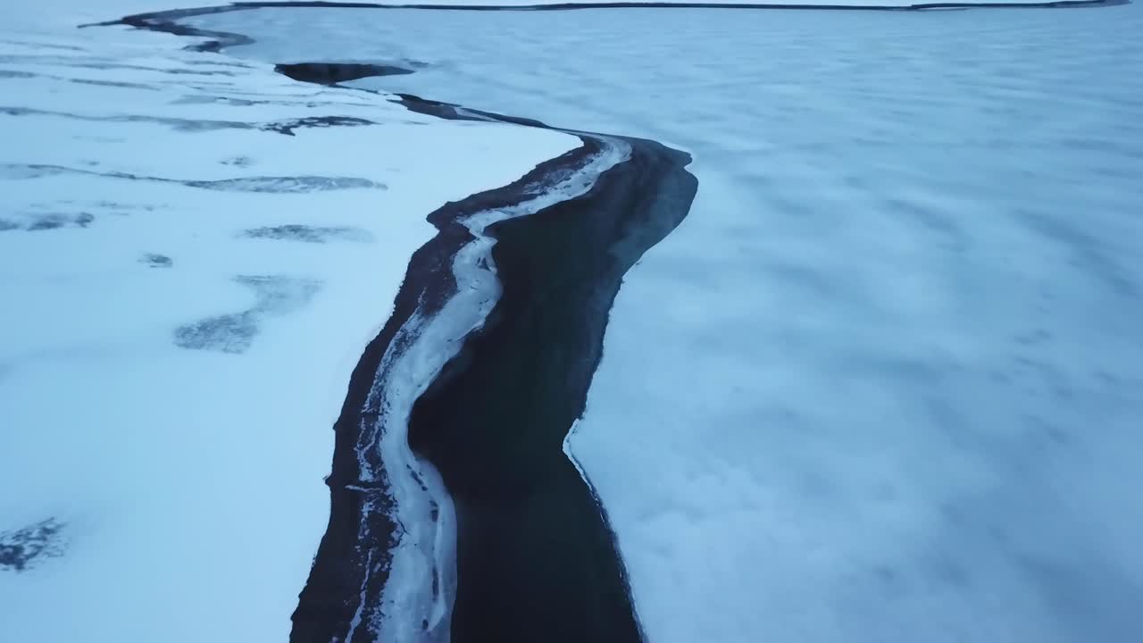 paisaje congelado de un río helado que se encuentra en las montañas nevadas de suiza, aéreo