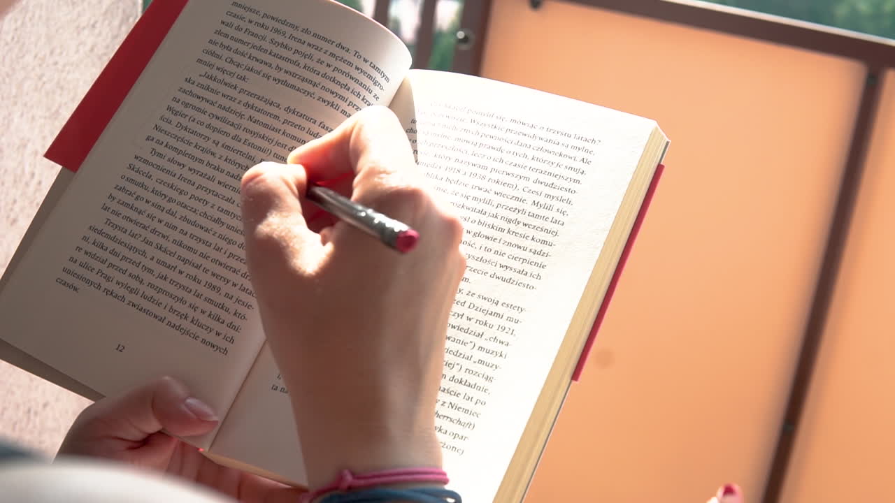 The girl emphasizes the sentence in the book, reflect on the meaning of the book content