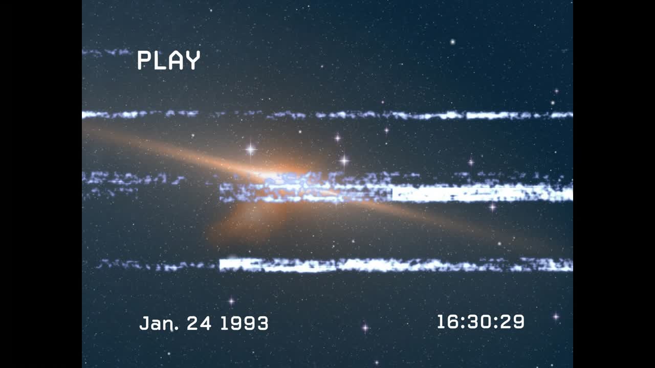 Nebulosa cosmica che brilla sullo schermo, con barre di glitch VHS che si muovono nello spazio con Jan.