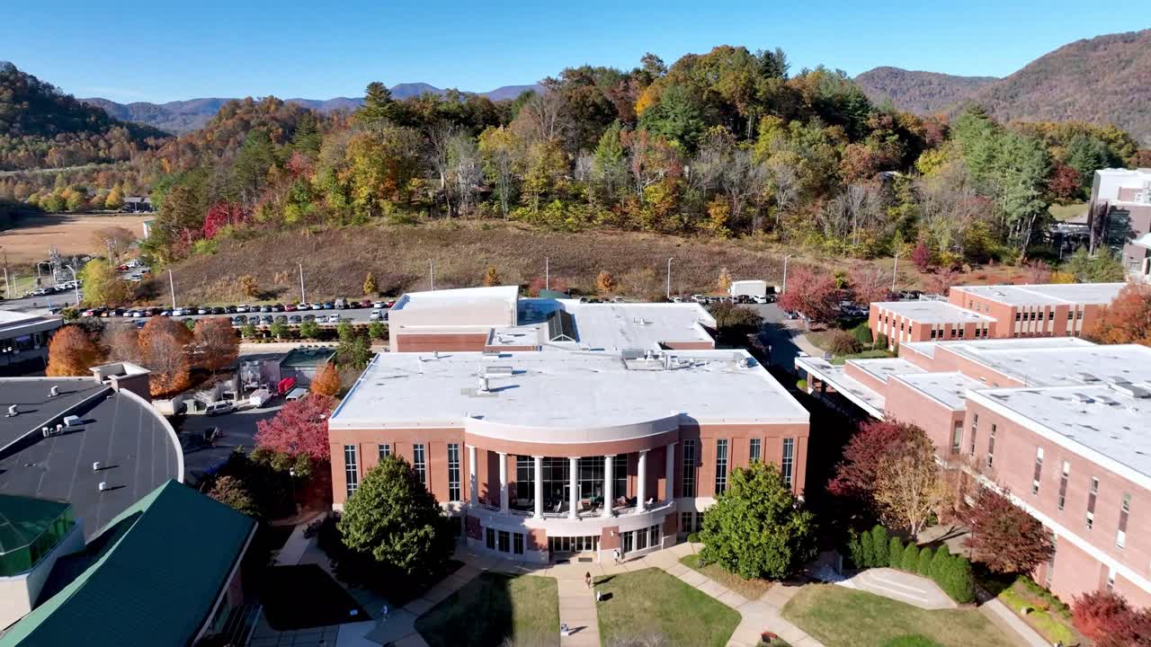 empuje aéreo rápido sobre la universidad de carolina occidental en otoño