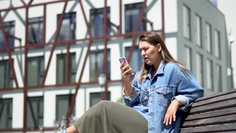 Mädchen-überrascht-Mit-Der-Nachricht-Auf-Ihrem-Telefon