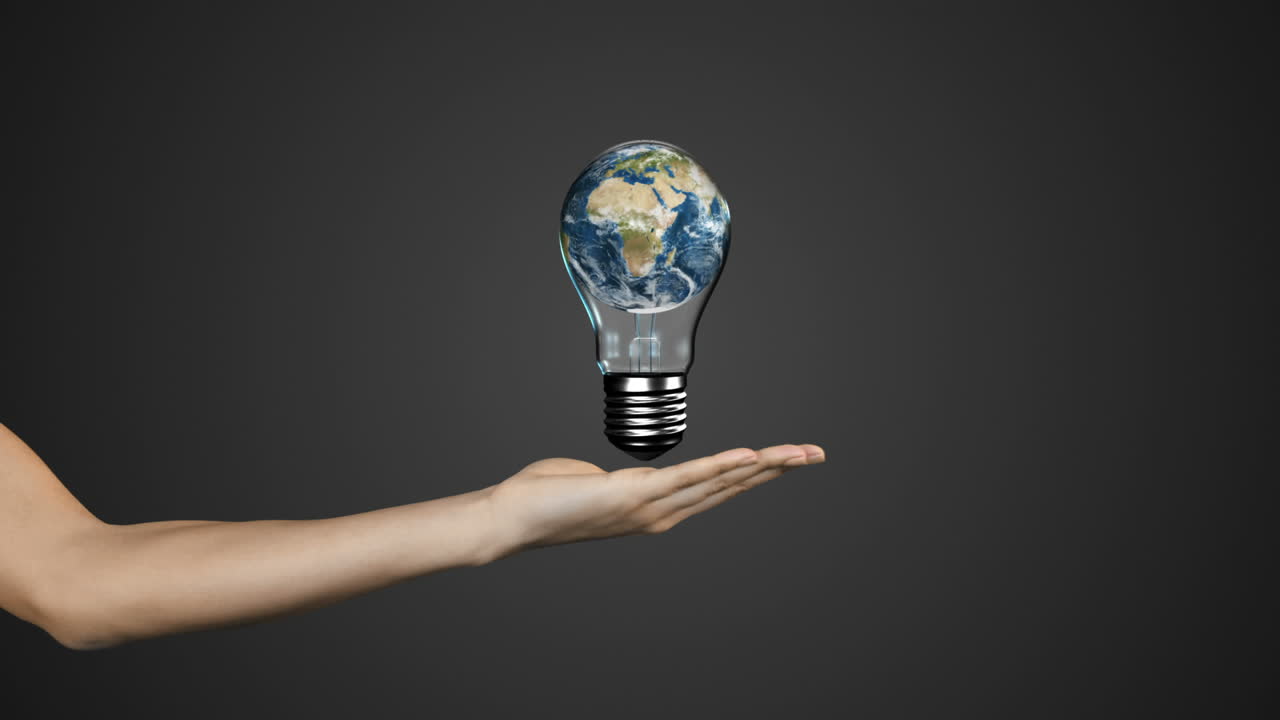 la mano que presenta la bombilla con la tierra