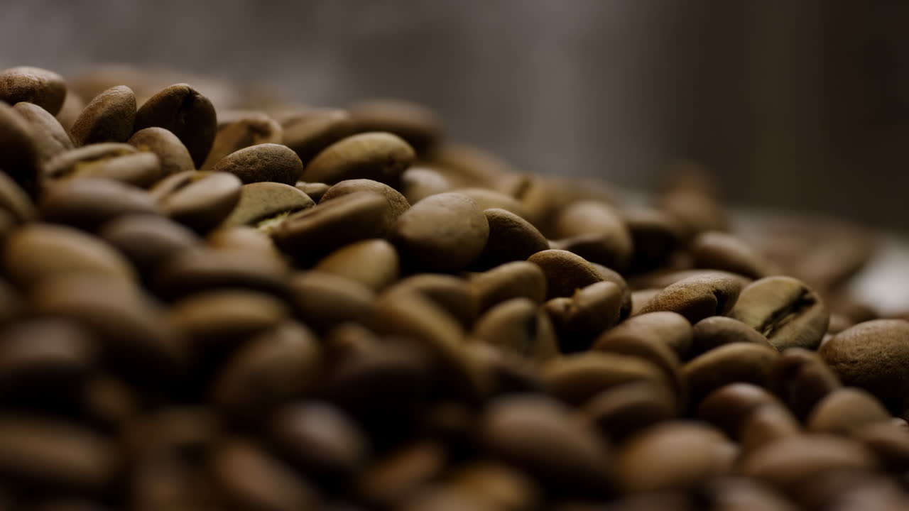 Primo piano di chicchi di caffè tostati con profondità di campo ridotta