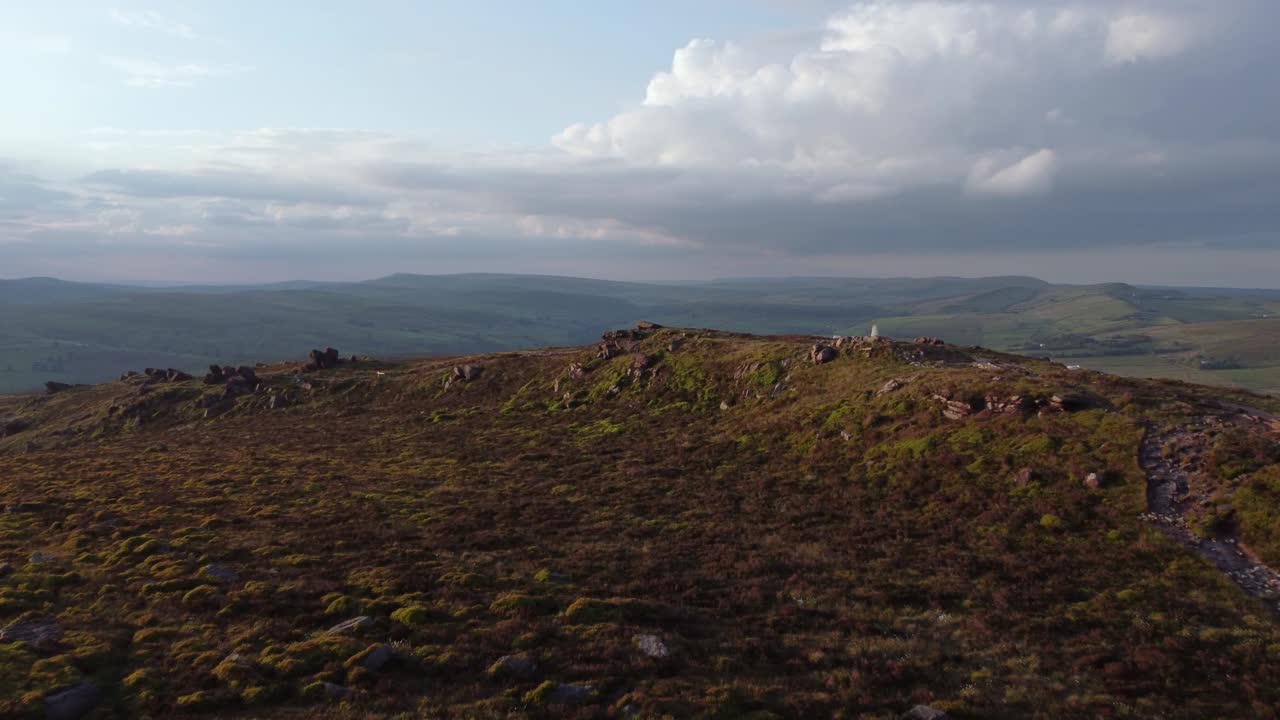 Kinoreife 4K-Drohnenaufnahmen. Ländliche Landschaft bei The Roaches, Staffordshire