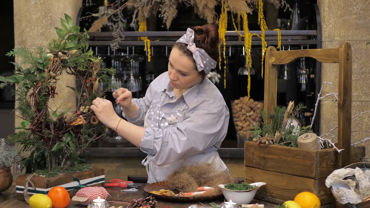 florista en el trabajo. cómo hacer una corona de navidad con arreglos florales. paso a paso, tutorial