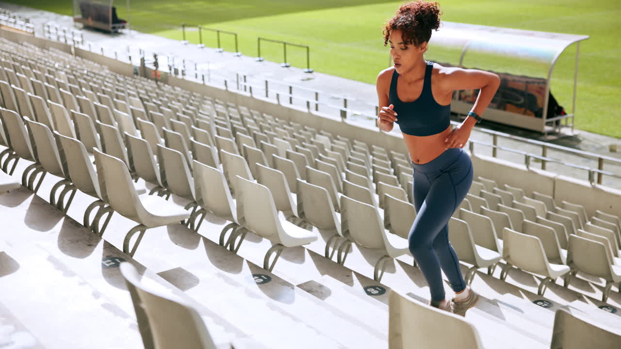 mujer corriendo en el estadio