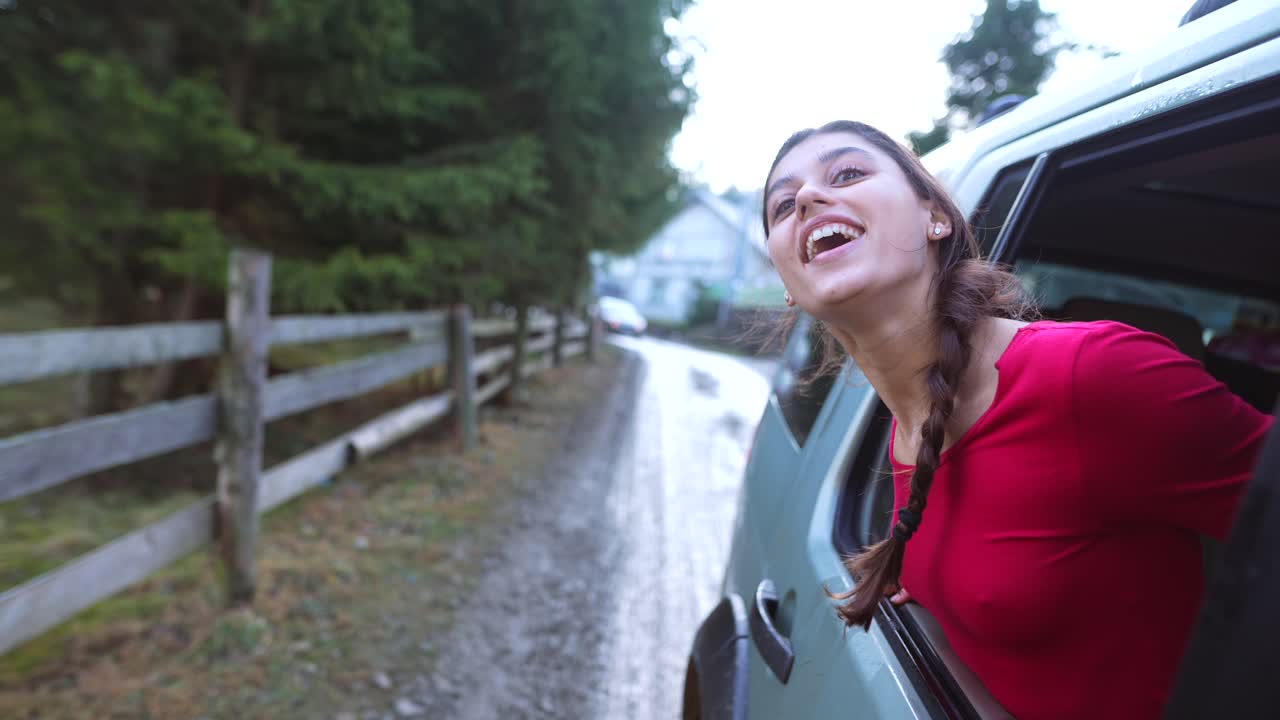 mujer feliz disfrutando de un paseo panorámico