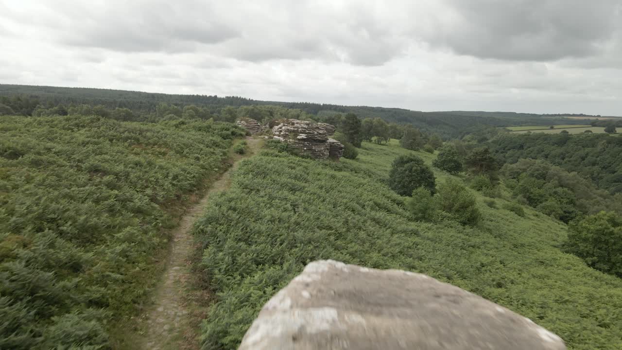 4k воздушный полет над бридстоунскими песчаными скальными образованиями в лесу далби, северный йоркшир