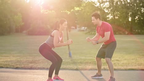 hombre motivando a su novia durante el entrenamiento al aire libre, katowice, polonia