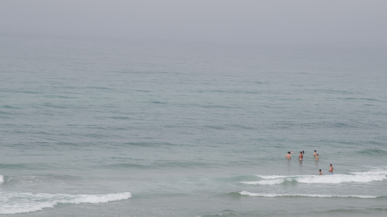 바다에서 수영하는 사람들