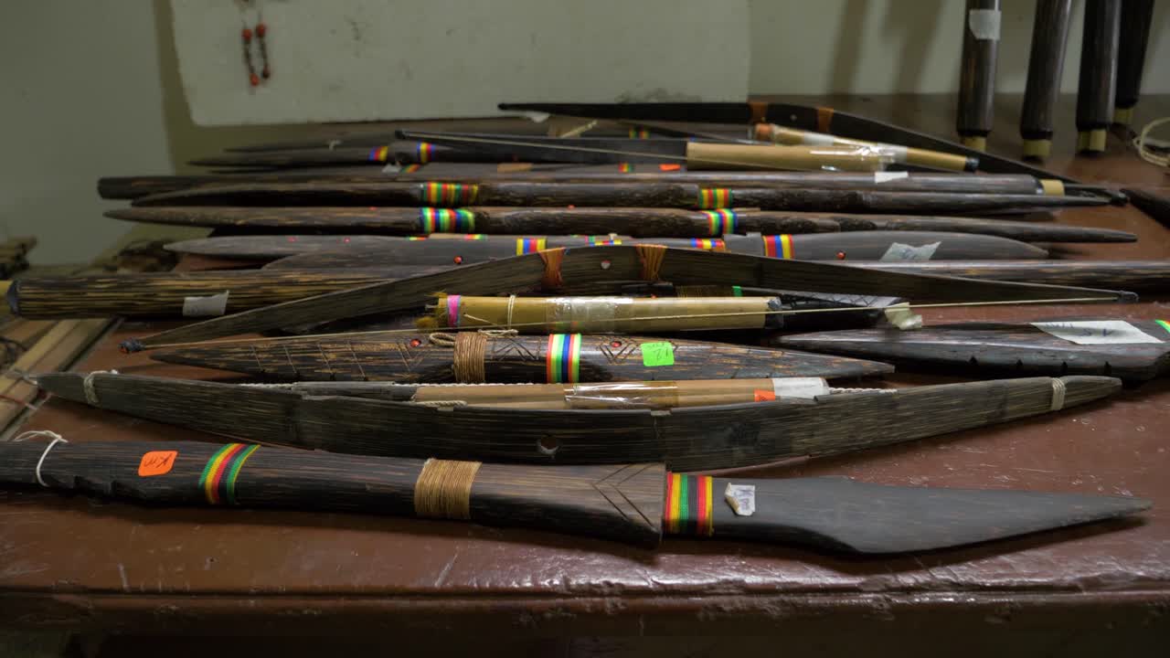 experimente el intrincado arte de la artesanía chonta mientras este video muestra hermosamente adornadas lanzas, arcos