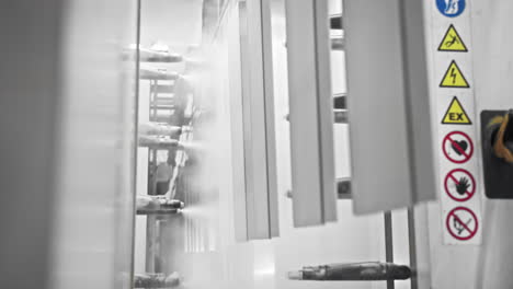 pintura de perfiles de aluminio en el transportador de la fábrica