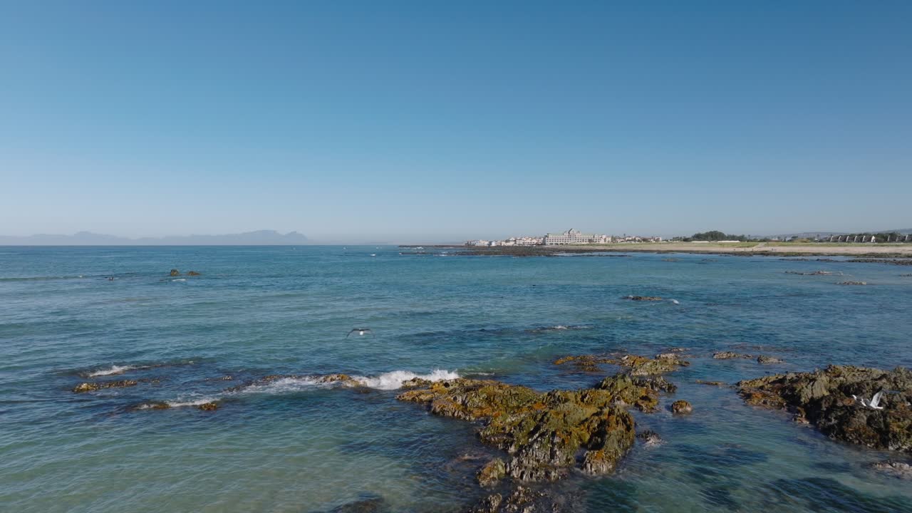 una impresionante vista aérea de la bahía de gordon, aguas azules claras, costas rocosas y serenidad