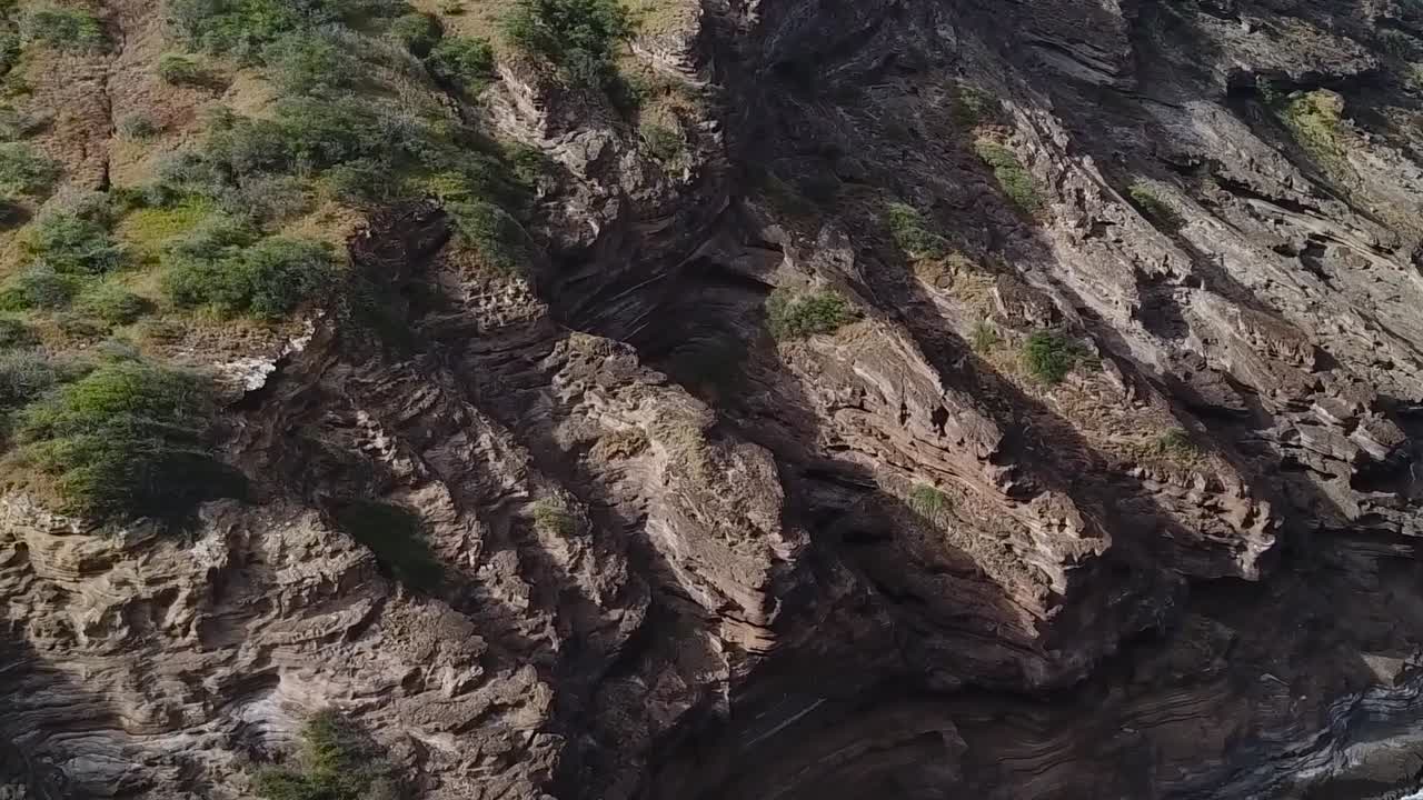 drone aire frente a la playa cliffside cielo hawaii