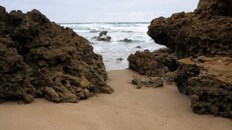 una playa costera australiana con acantilados y formaciones de piedra caliza