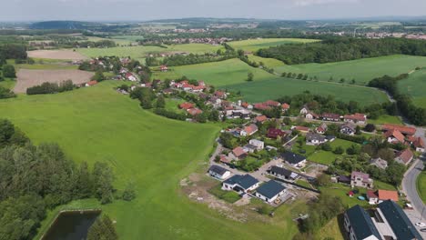 Luftaufnahme-Eines-Tschechischen-Dorfes-Kostelec-Nad-Orlicí-An-Einem-Sonnigen-Tag-Mit-Feldern