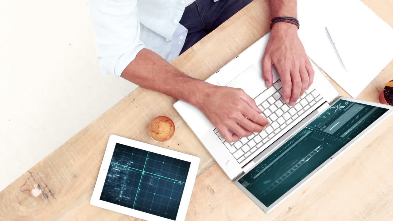 hombre usando portátil y tableta digital