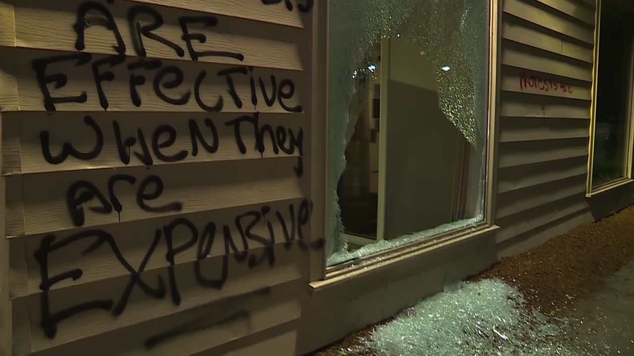 시위자들은 상가 벽에 그려진 비싼 간판일 때 효과적이다.