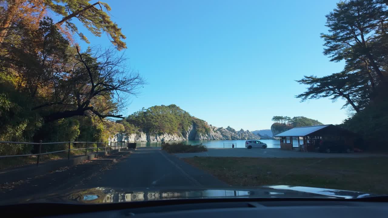 日本の東北地方をドライブし、秋の日の出の風景の中、浄土ヶ浜に到着する様子