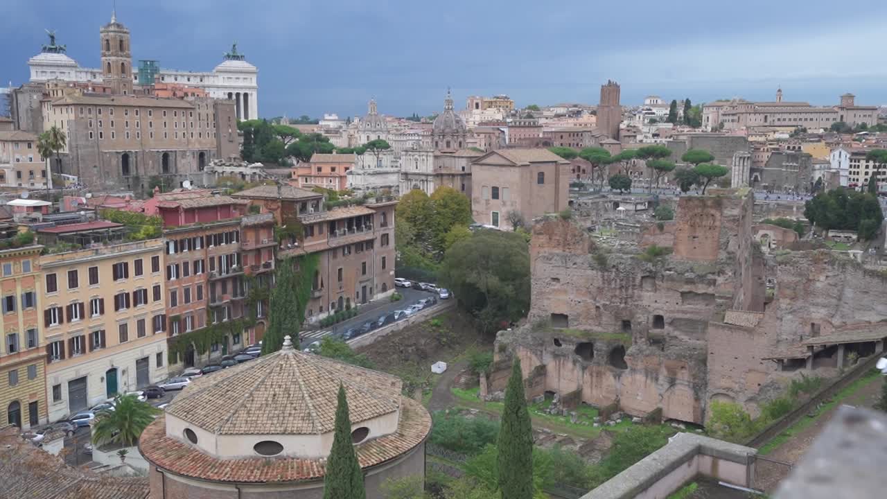 로마를 가로질러 날아다니는 새, 이탈리아 도시 풍경, 느린 기울기