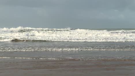 The-waves-caressing-the-beach-shores-evoke-feelings-of-peace-and-tranquility-in-nature-by-the-sea,-fostering-self-reflection-and-introspection