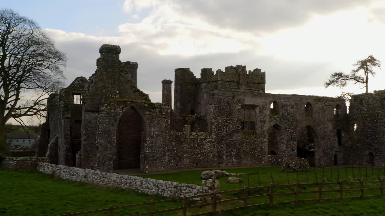 dynamic smooth shot presenta la abadía de bective, en el condado de meath, irlanda