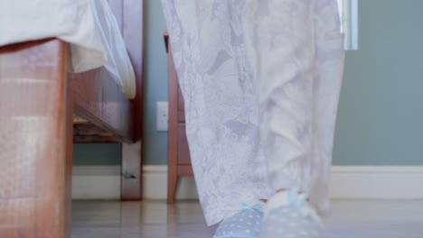 sección baja de la mujer saliendo del dormitorio en casa 4k