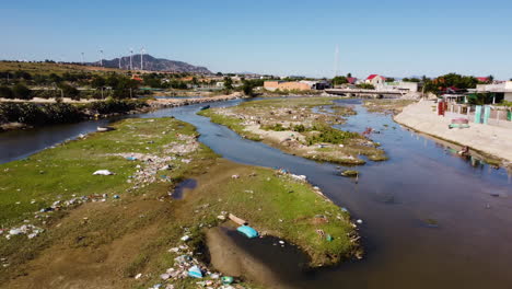 sucio de basura junto al río de vietnam