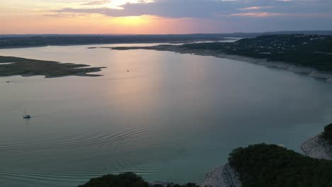 Kleine-Wellen-Stören-Das-Flache-Wasser-Während-Eines-Farbenfrohen-Sonnenuntergangs-Am-Lake-Travis,-Texas